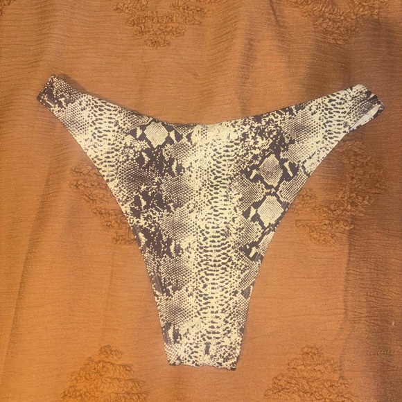 Monday Swimwear, 3 piece set, mediums, snakeskin - Picture 7 of 11